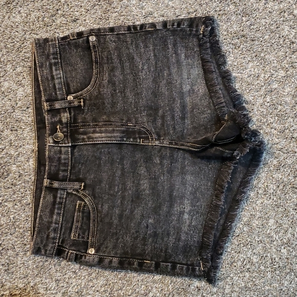 Kendall & Kylie Jean Shorts - Picture 2 of 6